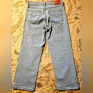 Levis Light Wash Capri